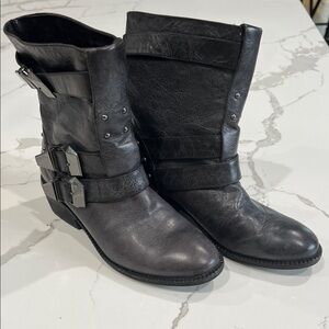 B. Makowsky Dark Gray Leather Moto Boots Womens Size 7.5 – Excellent Condition